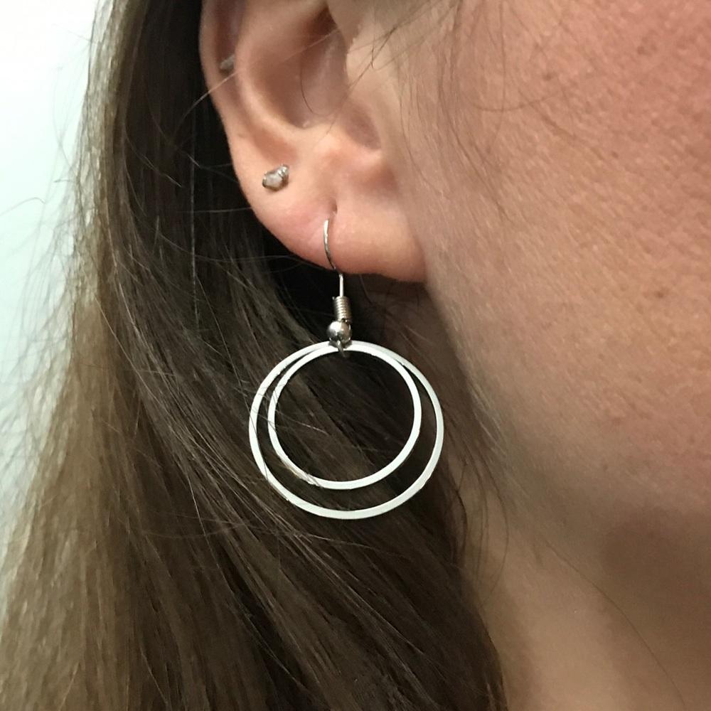 NEW!💙💎CIRCLES! MODERN MINIMALIST HOOP💎💙SILVERY - Picture 2 of 8
